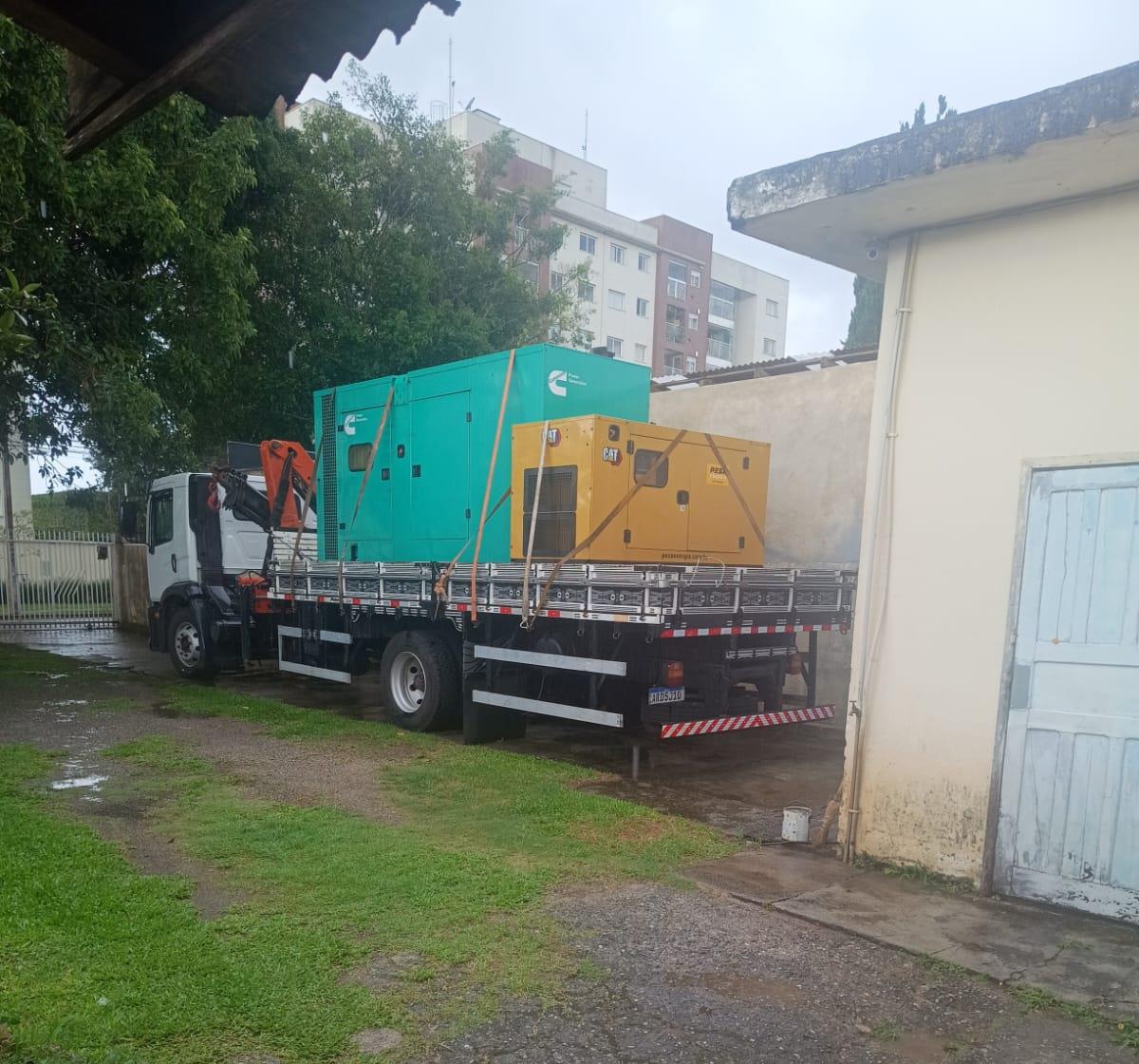 Transporte de geradores até o local