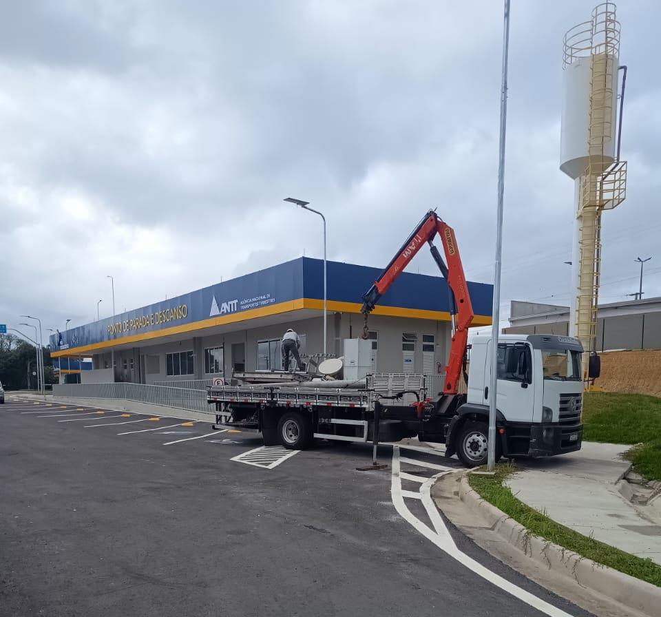 Caminhão Munck estacionado, pronto para atendimento